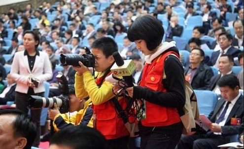 “感受120吋4K雷射电视影音震撼OPTOMA P1 家庭剧院系统开箱测试分享”