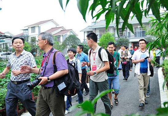 “科技教程：qq名片照片墙八组如何弄”